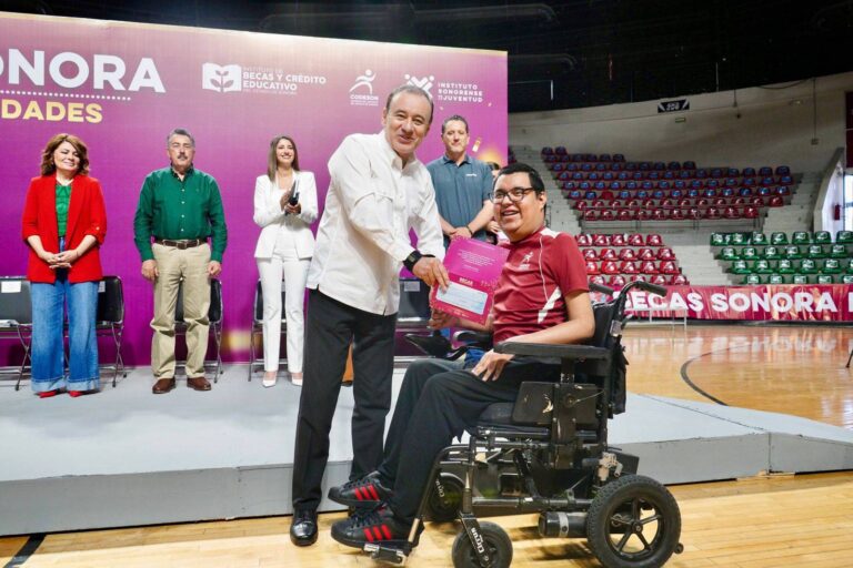 Durazo entrega más de 600 becas deportivas a atletas de Sonora Durazo entrega más de 600 becas deportivas a atletas de Sonora