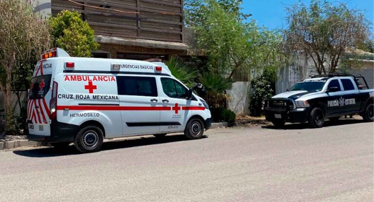 Mujer resulta con fractura expuesta tras caer en alcantarilla en Hermosillo
