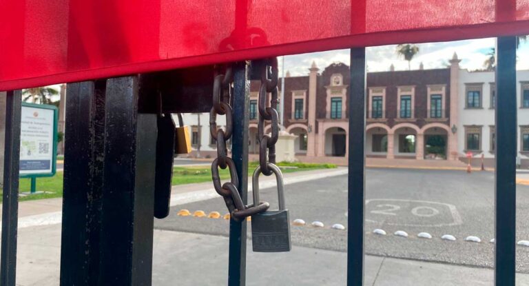 STAUS coloca banderas rojinegras en Universidad de Sonora tras huelga Coloca STAUS banderas rojinegras en Universidad de Sonora tras votar a favor de la huelga