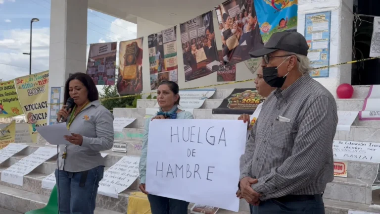 Encargadas de estancias infantiles mantienen huelga de hambre frente al Congreso de Sonora