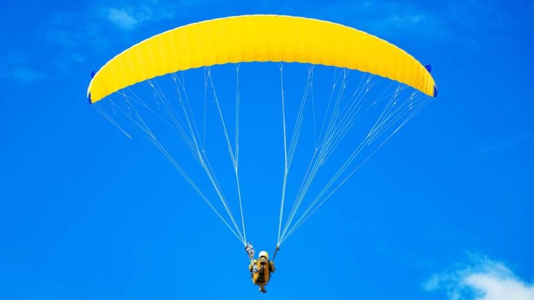 Mujer sobrevive tras impactante choque entre avioneta y paracaídas en Austria