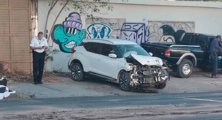 Choque entre camioneta y sedán en Hermosillo moviliza a cuerpos de emergencia Choque entre camioneta y sedán en Hermosillo moviliza a cuerpos de emergencia