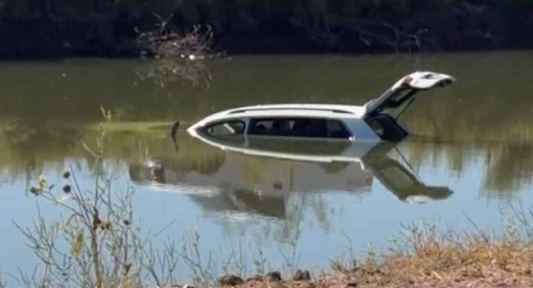 Mujer fallece tras caer con su camioneta al Canal Bajo en el Valle del Yaqui Mujer fallece tras caer con su camioneta al Canal Bajo en el Valle del Yaqui