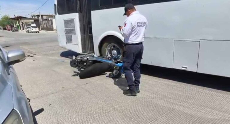 Motociclista resulta ilesa tras choque con autobús de transporte en el norte de Hermosillo