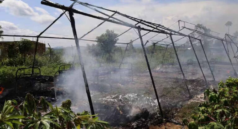 Incendian centro de tratamiento de ébola en Congo; 18 pacientes sospechosos escapan durante ataque Incendian centro de tratamiento de ébola en Congo; 18 pacientes sospechosos escapan durante ataque