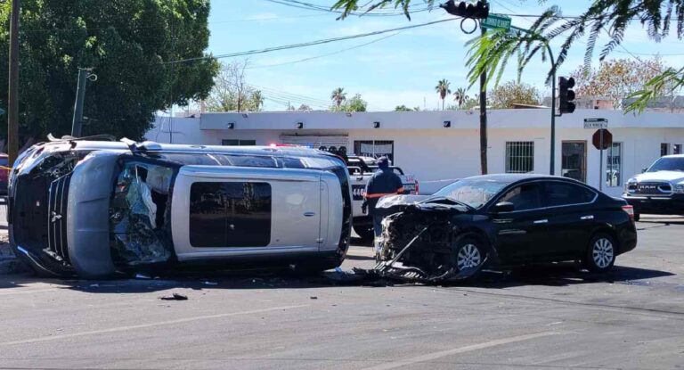 Camioneta vuelca tras choque con sedán al norte de Hermosillo; semáforo resulta dañado Camioneta vuelca tras choque con sedán al norte de Hermosillo; semáforo resulta dañado