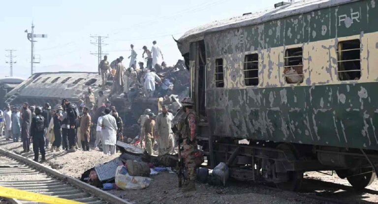 Explosión en tren de Pakistán deja 24 muertos y 70 heridos tras ataque con bomba Explosión en tren de Pakistán deja 24 muertos y 70 heridos tras ataque con bomba