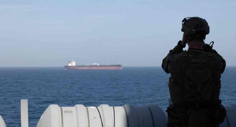 EEUU ataca barco comercial que intentaba llegar a Irán tras violar bloqueo en el Estrecho de Ormuz