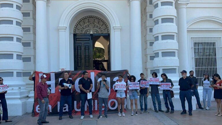 STAUS mantiene protestas en Hermosillo tras fallo laboral que archivó expediente de huelga STAUS mantiene protestas en Hermosillo tras fallo laboral que archivó expediente de huelga