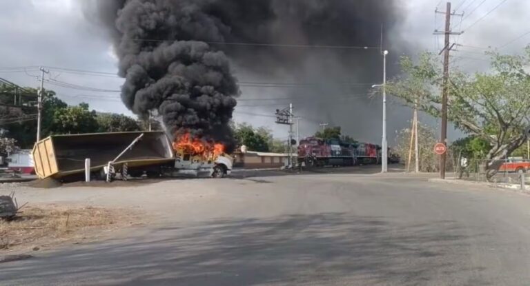 Enfrentamiento en Colima deja un muerto, policías heridos y narcobloqueos con vehículos incendiados Enfrentamiento en Colima deja un muerto, policías heridos y narcobloqueos con vehículos incendiados