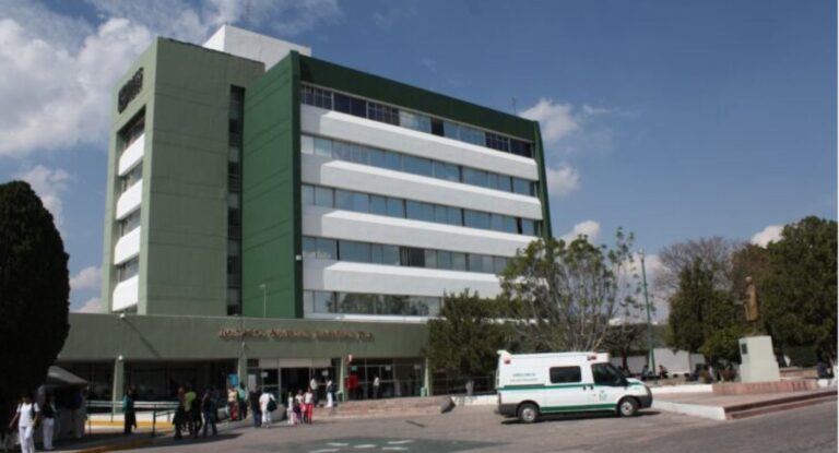 Captan a rata cayendo desde el techo del hospital IMSS en Ciudad Obregón Captan a rata cayendo desde el techo del hospital IMSS en Ciudad Obregón