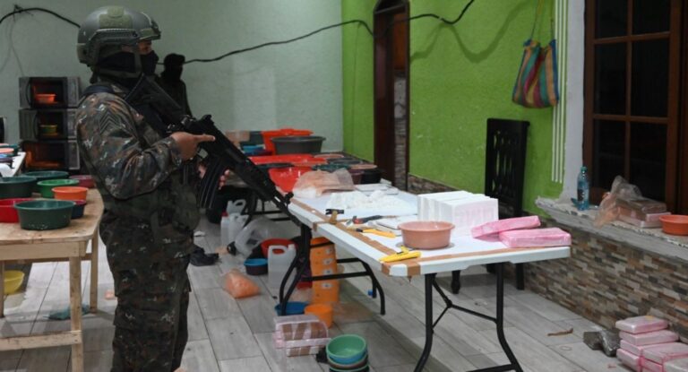 Guatemala desmantela el mayor laboratorio de cocaína en 15 años en frontera con México Guatemala desmantela el mayor laboratorio de cocaína en 15 años en frontera con México