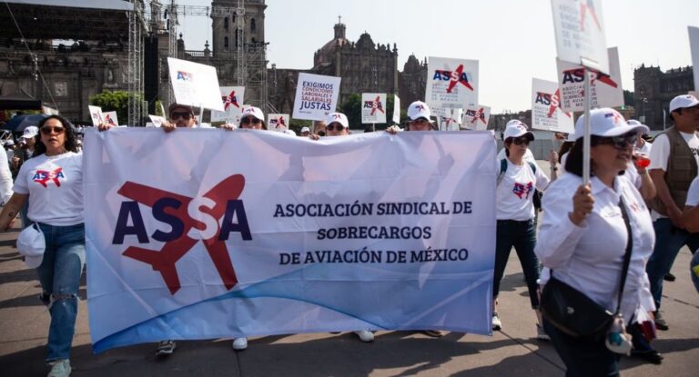 Sobrecargos de Aeroméxico anuncian posible huelga a partir del 1 de junio por conflicto salarial