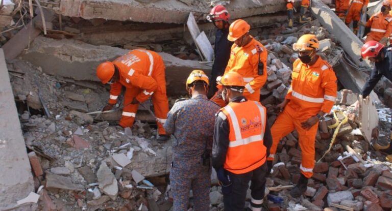 Colapsa edificio en Nueva Delhi y deja al menos seis muertos