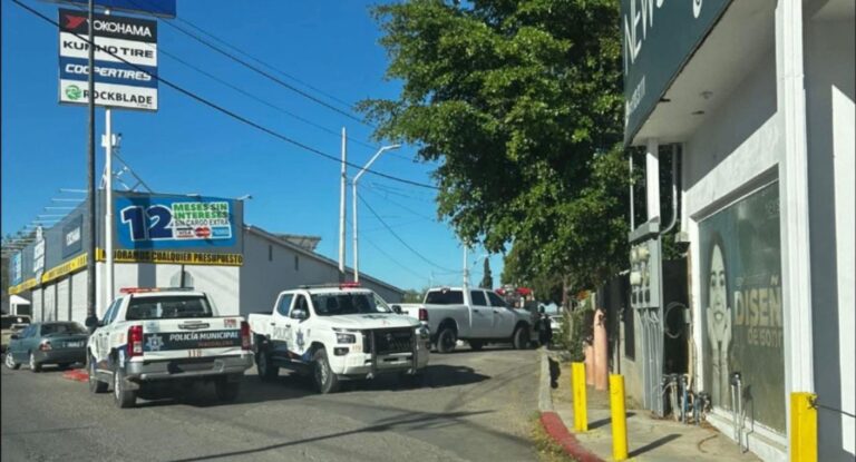 Muere menor tras chocar camioneta contra barda en Magdalena, Sonora