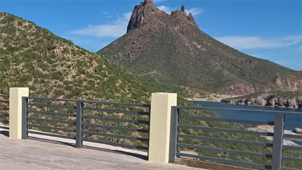 Rescatan a dos jóvenes desorientados en el Cerro Tetakawi, Sonora