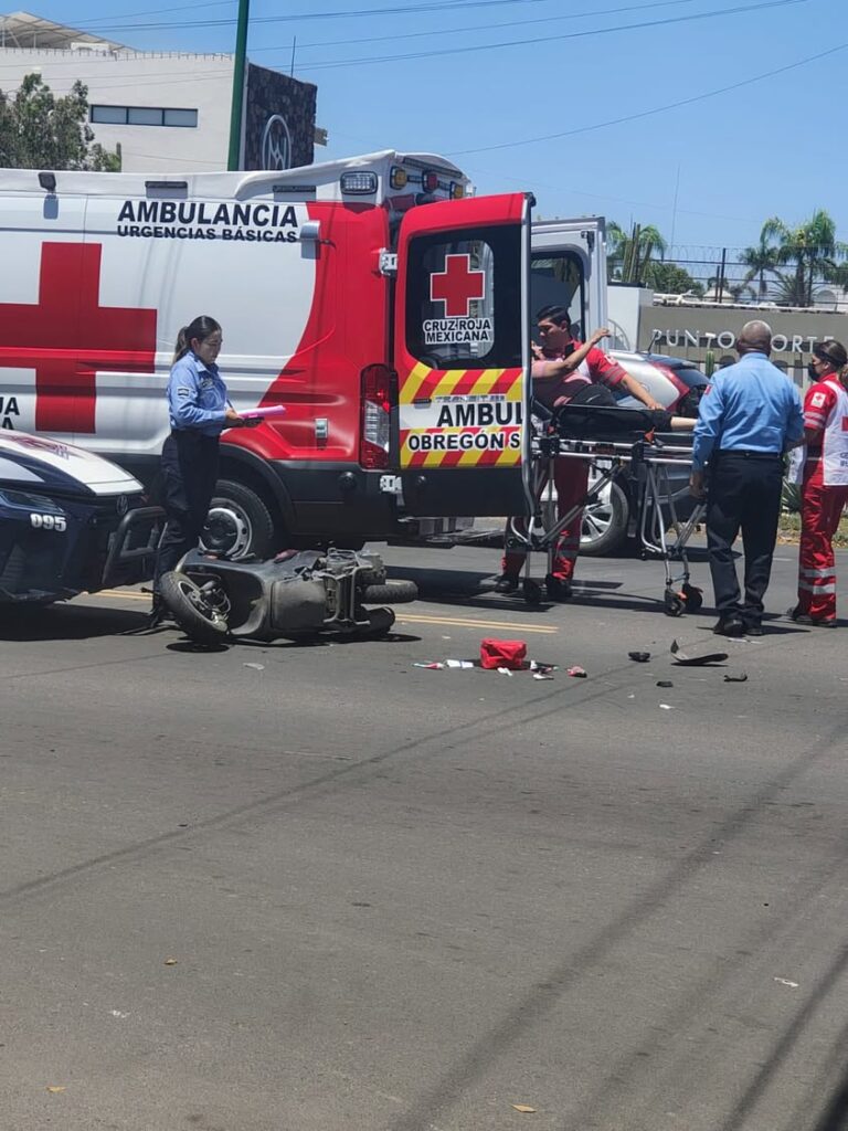 Mujer es atropellada en Ciudad Obregón y trasladada a hospital