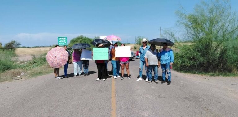 Vecinos de Las Playitas en Etchojoa bloquean carretera por falta de agua potable