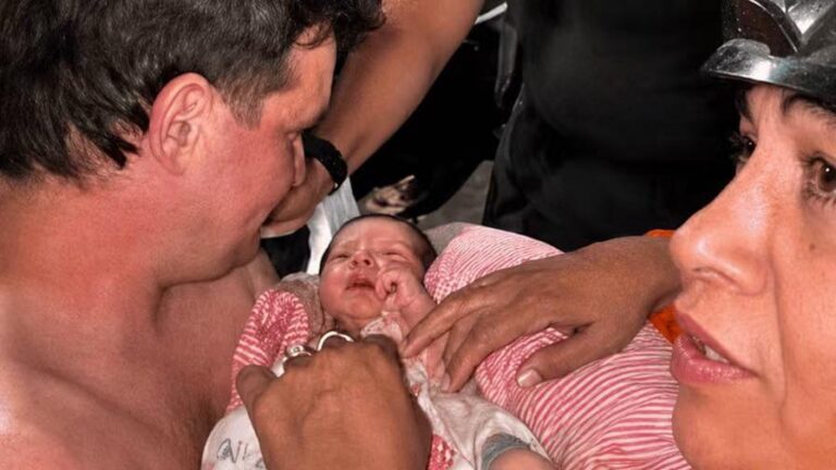 Rescatan con vida a bebé de 18 días tras 32 horas bajo escombros en La Guaira, Venezuela
