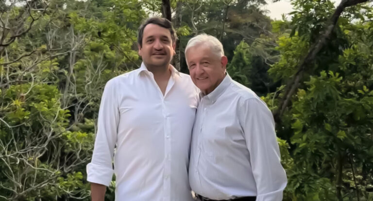 AMLO reaparece en fotografía junto a su hijo Andy López Beltrán