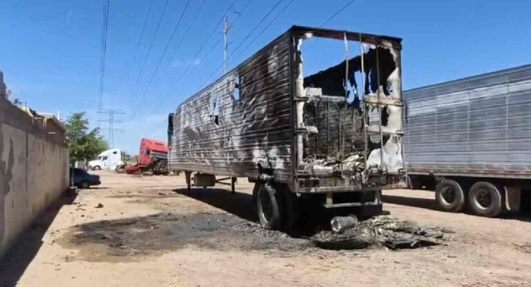 Incendio destruye caja de tráiler en lote baldío al norte de Hermosillo