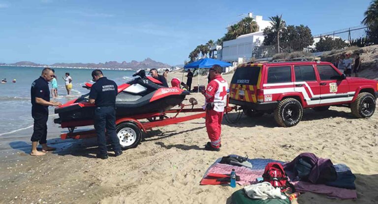 Bomberos rescatan a dos hombres que casi se ahogan frente al muelle de Bahía de Kino