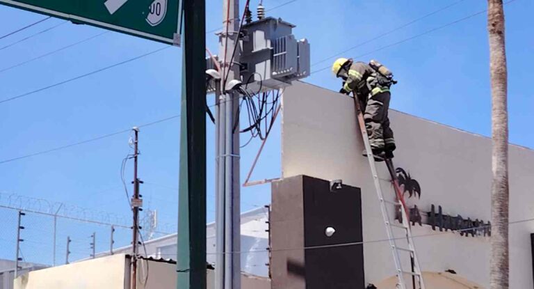 Corto circuito en transformador provoca conato de incendio en negocio del sur de Hermosillo
