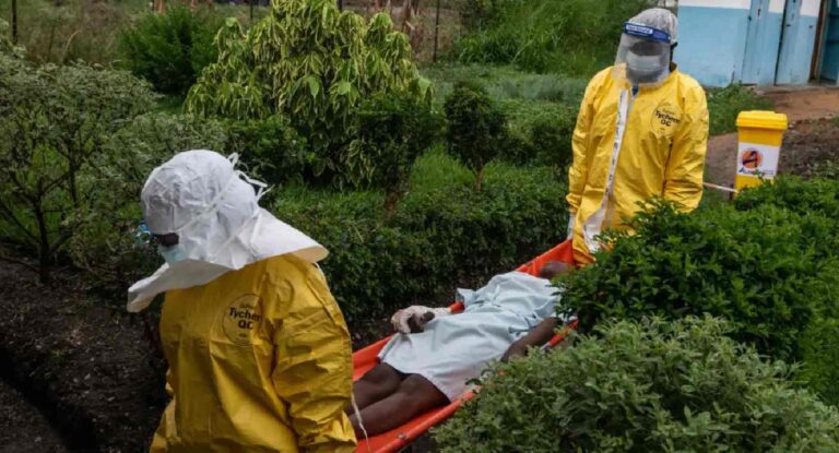 Equipo que enterraba víctimas de ébola es atacado y abandona cadáver en Congo