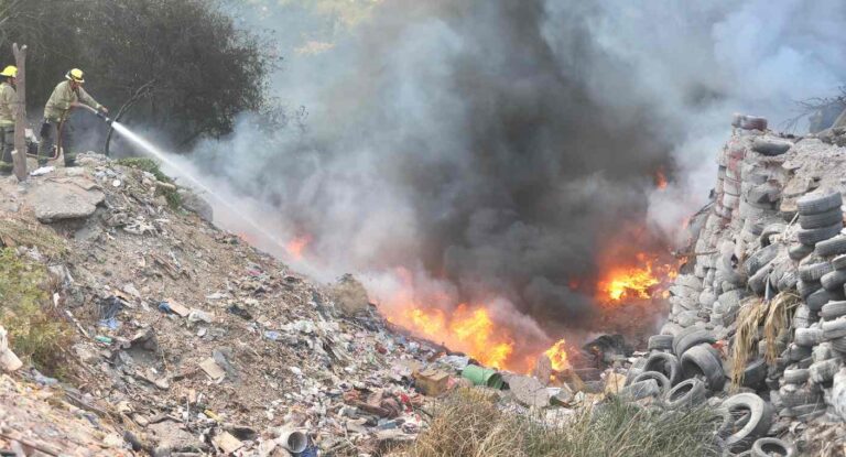 Bomberos atienden incendio de llantas y basura en el oriente de Hermosillo