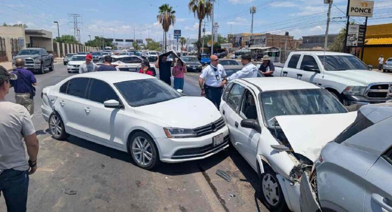 Choque múltiple de siete vehículos deja dos heridos al norte de Hermosillo