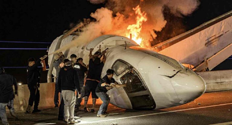 Jet privado cae sobre autopista en Laredo, Texas tras reportar fallas mecánicas; una persona fallecida