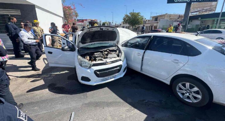 Accidente en el centro de Hermosillo deja dos personas heridas tras pasar un auto el semáforo en rojo