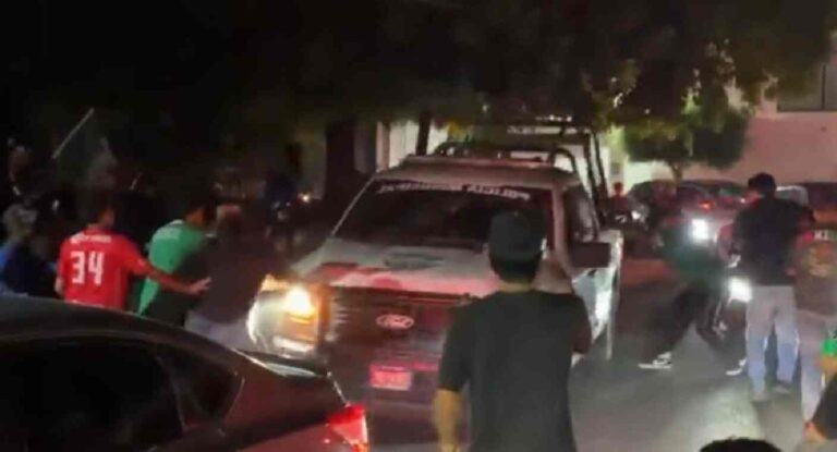 Policías disparan al aire para dispersar a aficionados que dañaban patrulla en Michoacán
