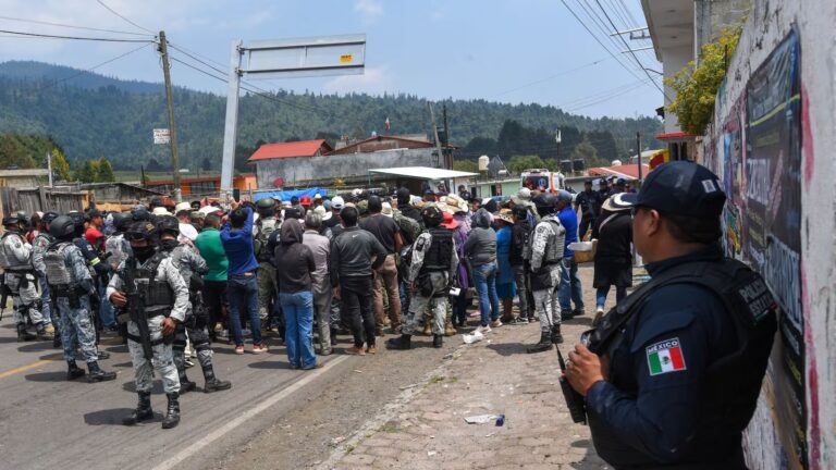 Madre enfrenta a su hijo tras ser retenido por presunto robo en Edomex