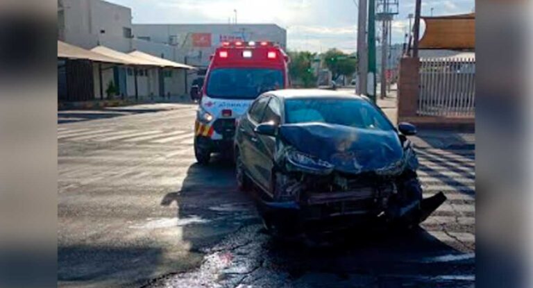 Choque en el centro de Hermosillo deja dos vehículos con daños considerables