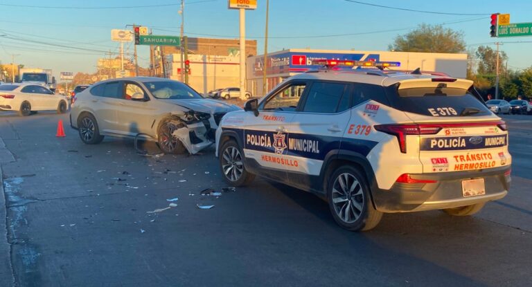 Choque entre dos vehículos en el centro de Hermosillo deja solo daños materiales