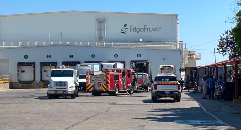 Incendio afecta camiones en empresa distribuidora de fruta en Hermosillo