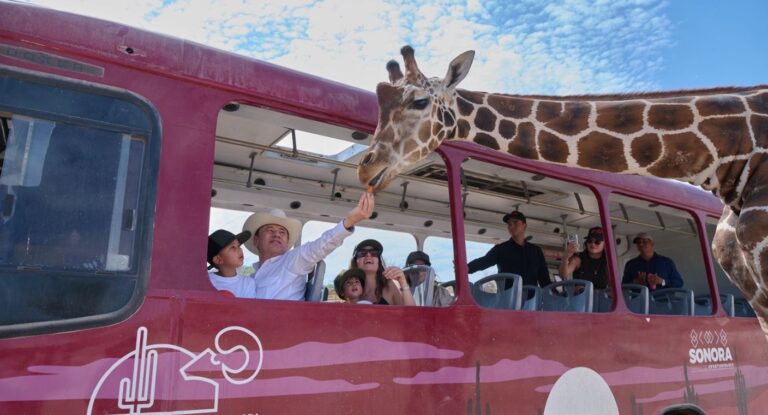 Gobernador Durazo visita al capibara más conocido de Sonora en el Centro Ecológico