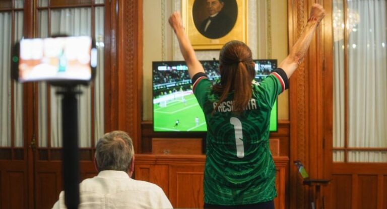 Claudia Sheinbaum celebra victoria de México ante Corea con jersey del Tri