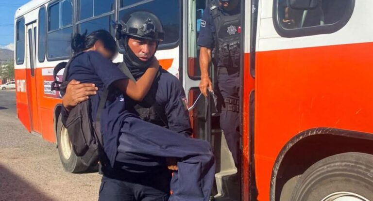 Atienden a mujer por posible golpe de calor dentro de camión en Hermosillo