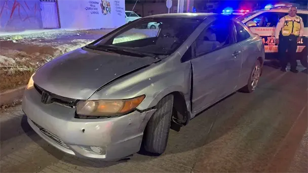 Conductor arrolla a dos agentes de Tránsito y choca patrullas en Hermosillo