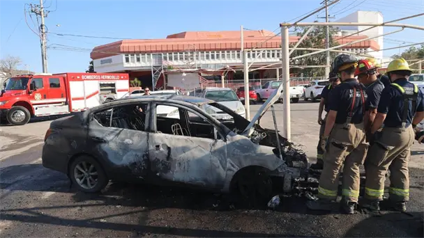 Vehículo se incendia en estacionamiento del Centro de Gobierno en Hermosillo