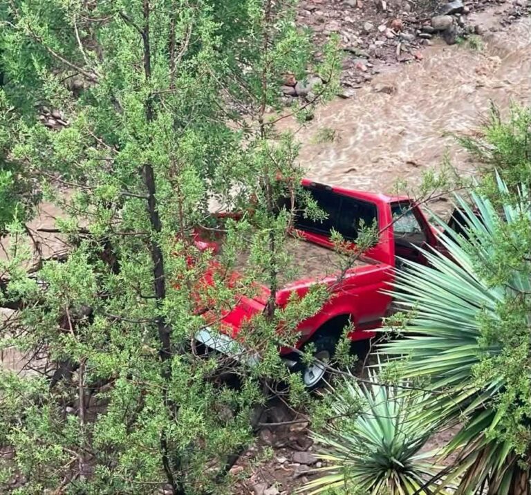 Localizan vehículo arrastrado por corriente en el Cañón de Evans sin personas lesionadas