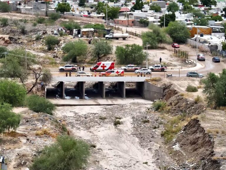 Continúa búsqueda de persona arrastrada por corriente en arroyo Lázaro Cárdenas en Hermosillo