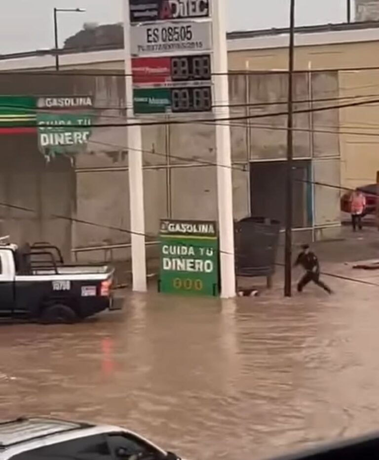 Policía estatal sufre descarga eléctrica al intentar rescatar a persona en inundación en Caborca