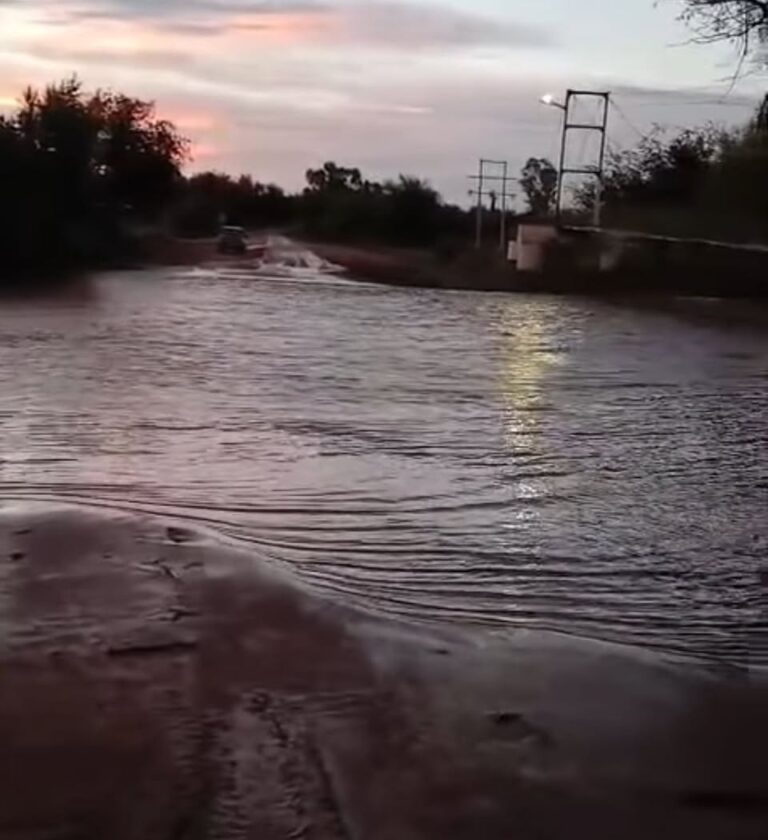 Cierre temporal del paso en el Vado de Bacoachi por lluvias recientes