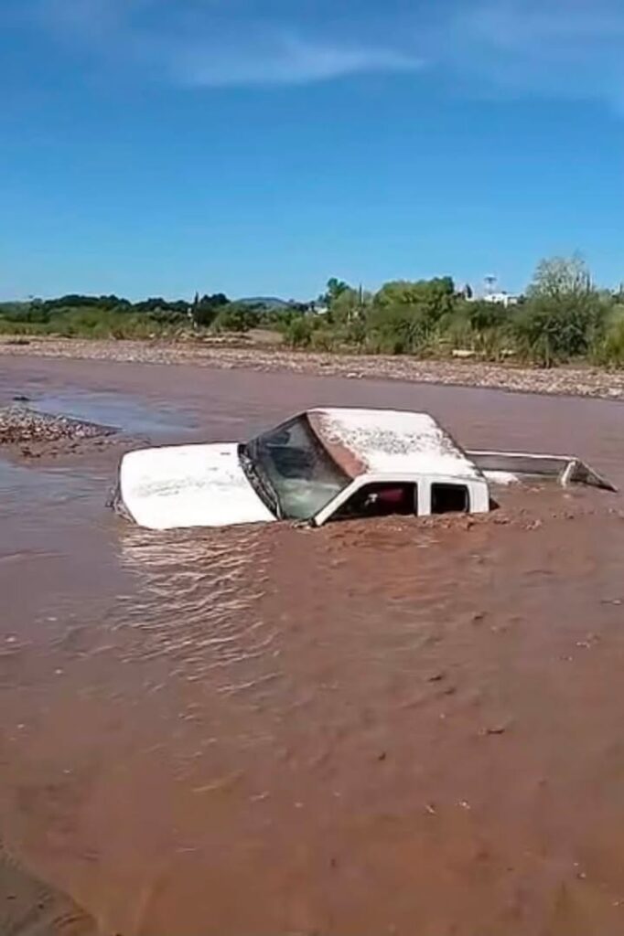 Camioneta queda varada tras intentar cruzar río Sonora en Arizpe tras lluvias