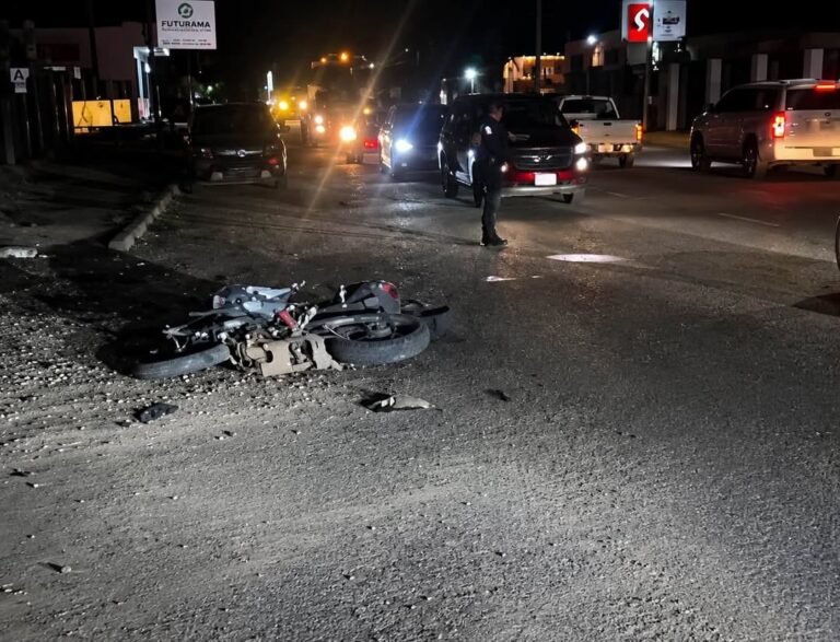 Choque entre motocicleta y automóvil deja dos lesionados en colonia Rosales, Navojoa