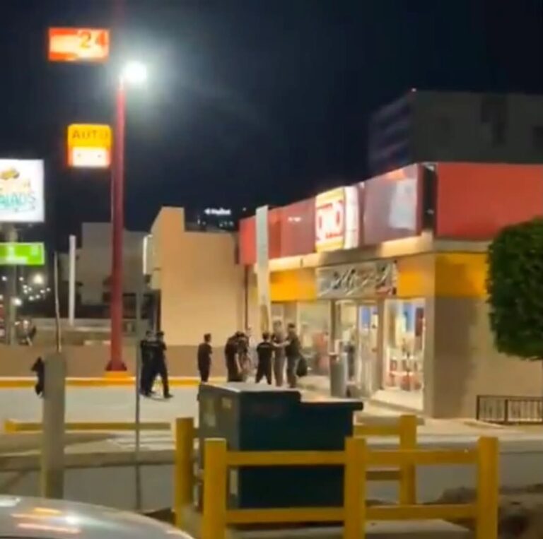 Riña entre trabajadores en Plaza Satélite deja un hombre lesionado