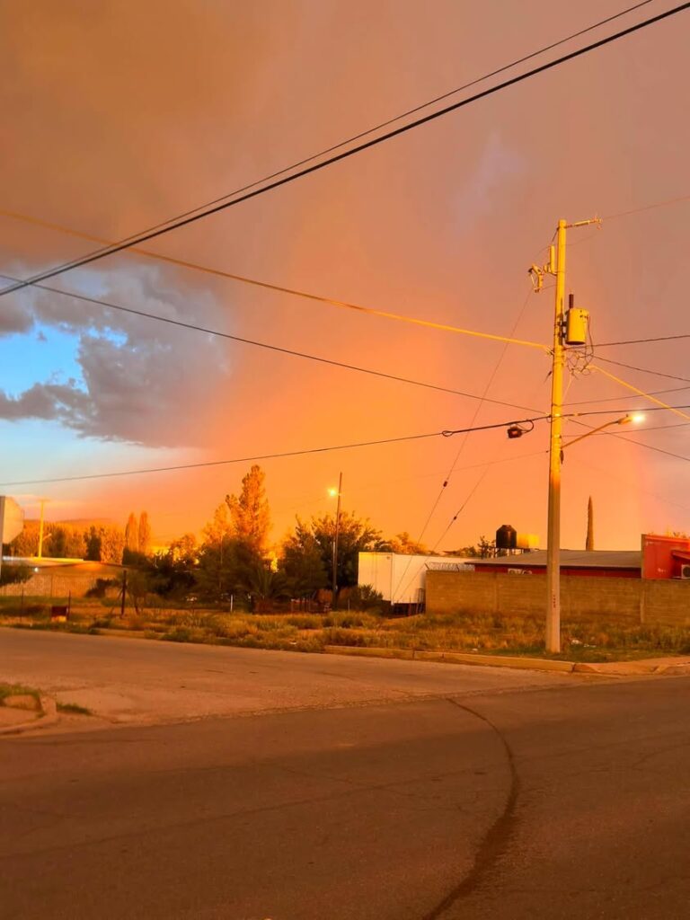 Capturan imágenes del atardecer y la lluvia en Agua Prieta
